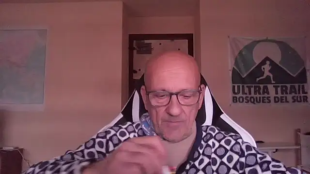 Snapshot of llopaco chatting on 12.20.25 llopaco online show from 12.20.25