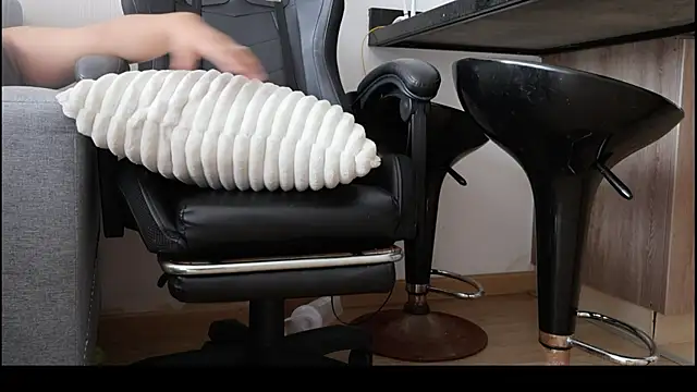 Snapshot of Karla_Stein2025 chatting on 12.14.25 Karla Stein2025 online show from 12.14.25