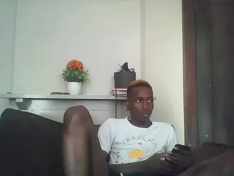 Snapshot of MpVitaminD chatting on 10.08.25 MpVitaminD online show from 10.08.25