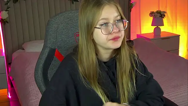 EveMundie online show from 10.18.25