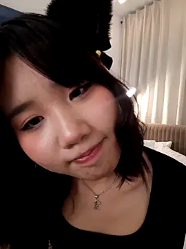 Snapshot of HitomiAoki chatting on 02.22.25 HitomiAoki online show from 02.22.25