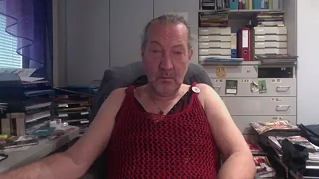 Snapshot of HMStraps01 chatting on 12.05.25 HMStraps01 online show from 12.05.25