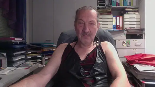 Snapshot of HMStraps01 chatting on 12.18.25 HMStraps01 online show from 12.18.25