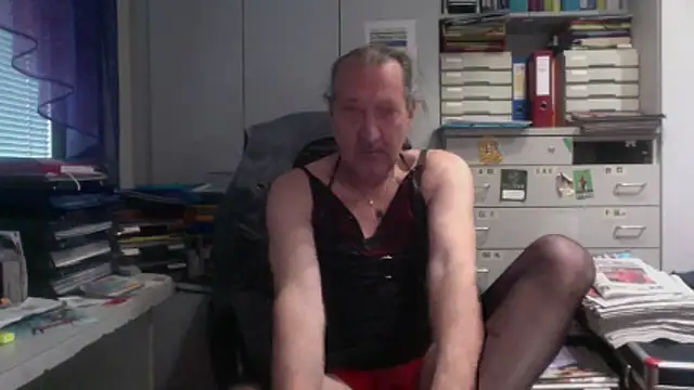 Snapshot of HMStraps01 chatting on 12.21.25 HMStraps01 online show from 12.21.25