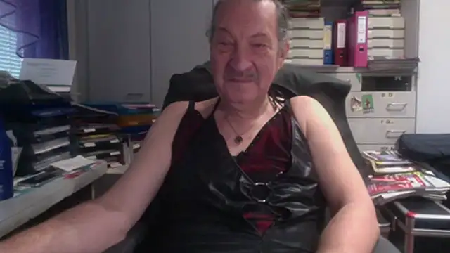 Snapshot of HMStraps01 chatting on 01.06.26 HMStraps01 online show from 01.06.26