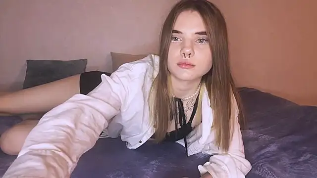 Snapshot of CarolinePepper chatting on 02.18.25 CarolinePepper online show from 02.18.25