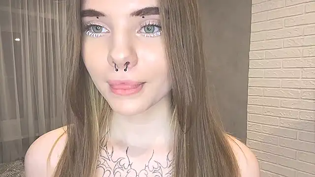 Snapshot of CarolinePepper chatting on 02.25.25 CarolinePepper online show from 02.25.25