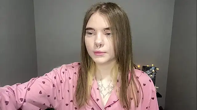 Snapshot of CarolinePepper chatting on 03.04.25 CarolinePepper online show from 03.04.25