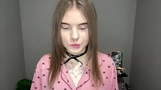 Snapshot of CarolinePepper chatting on 03.06.25 CarolinePepper online show from 03.06.25