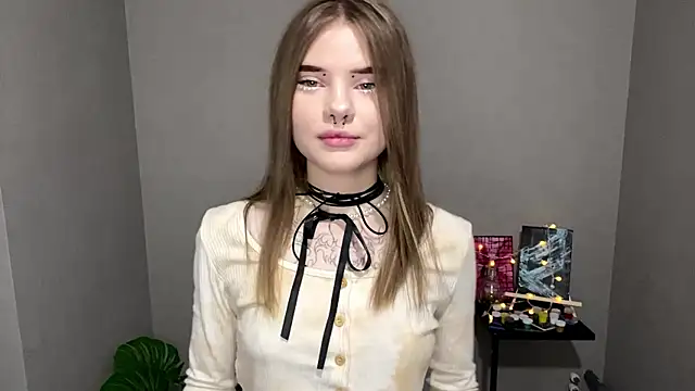 Snapshot of CarolinePepper chatting on 03.08.25 CarolinePepper online show from 03.08.25