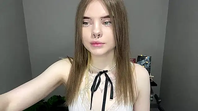 Snapshot of CarolinePepper chatting on 03.08.25 CarolinePepper online show from 03.08.25