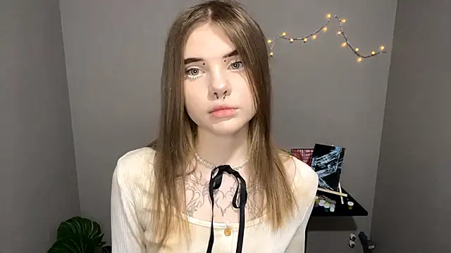 Snapshot of CarolinePepper chatting on 03.20.25 CarolinePepper online show from 03.20.25