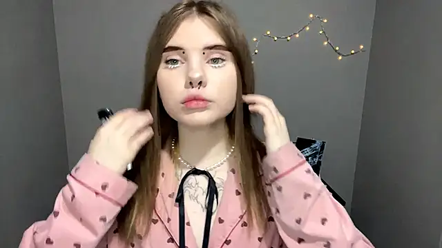 Snapshot of CarolinePepper chatting on 03.22.25 CarolinePepper online show from 03.22.25