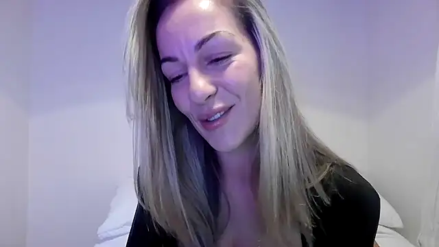 Snapshot of Edenfox- chatting on 11.06.25 Edenfox- online show from 11.06.25