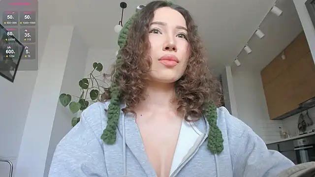 Snapshot of mey_baee chatting on 11.22.25 mey baee online show from 11.22.25