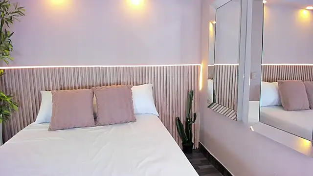 Snapshot of GeorginaReyes chatting on 12.17.25 GeorginaReyes online show from 12.17.25