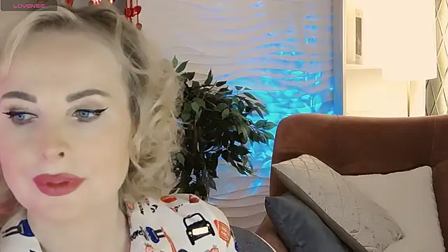 Snapshot of Sandra_Kind chatting on 02.12.26 Sandra Kind online show from 02.12.26