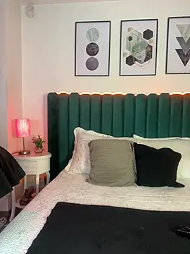 Tyla Ks online show from 03.10.25