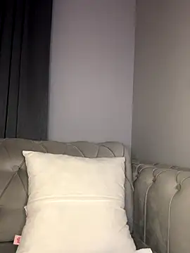 Snapshot of laraaaaaa chatting on 10.27.25 laraaaaaa online show from 10.27.25