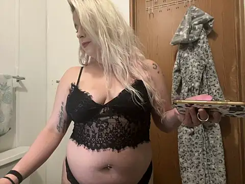 Snapshot of sexylilb17 chatting on 03.18.25 sexylilb17 online show from 03.18.25