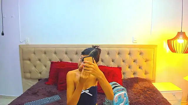 Snapshot of leslieanddrako chatting on 01.16.26 leslieanddrako online show from 01.16.26