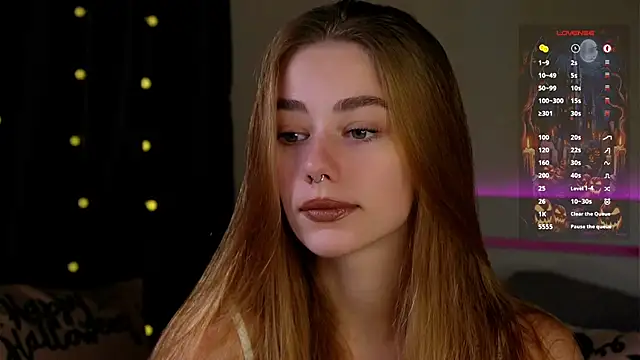 Snapshot of EmilaMills chatting on 10.28.25 EmilaMills online show from 10.28.25