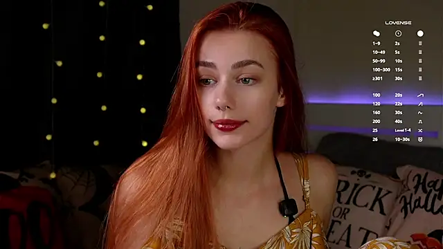 Snapshot of EmilaMills chatting on 11.02.25 EmilaMills online show from 11.02.25