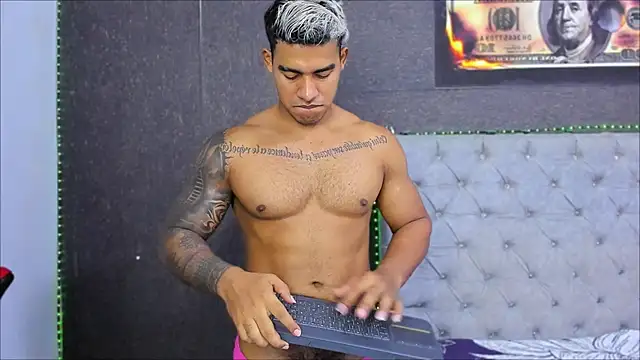 luigi hot  online show from 05.11.26
