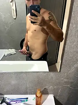 Snapshot of mikekmi21 chatting on 09.17.25 mikekmi21 online show from 09.17.25