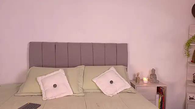 Snapshot of zarahCute chatting on 02.14.26 zarahCute online show from 02.14.26