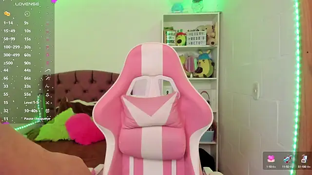 Snapshot of kit_kat_10 chatting on 03.04.25 kit kat 10 online show from 03.04.25