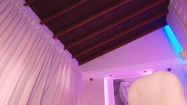 hannah thomson  online show from 03.10.25