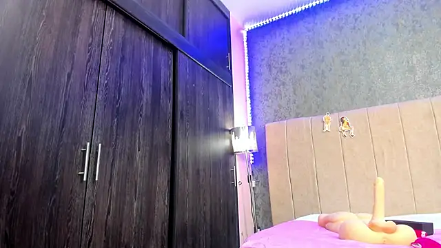 Snapshot of ava-am chatting on 11.06.25 ava-am online show from 11.06.25