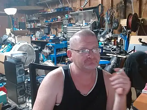 Snapshot of Randomoldguy615 chatting on 10.09.25 Randomoldguy615 online show from 10.09.25