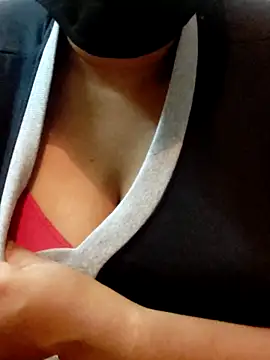 Snapshot of mythilli chatting on 03.06.25 mythilli online show from 03.06.25