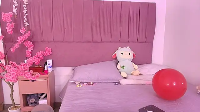 Snapshot of nathalya_summer chatting on 10.24.25 nathalya summer online show from 10.24.25