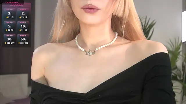 Snapshot of Cherry_Bite chatting on 09.08.25 Cherry Bite online show from 09.08.25