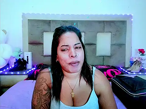 Snapshot of indiantopaz694u chatting on 06.26.26 indiantopaz694u online show from 06.26.26