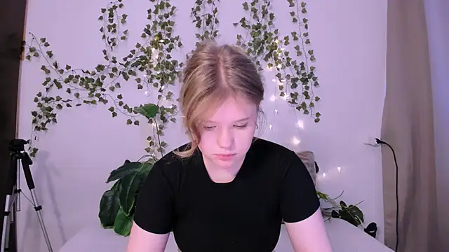 LaseyMoon online show from 03.14.25