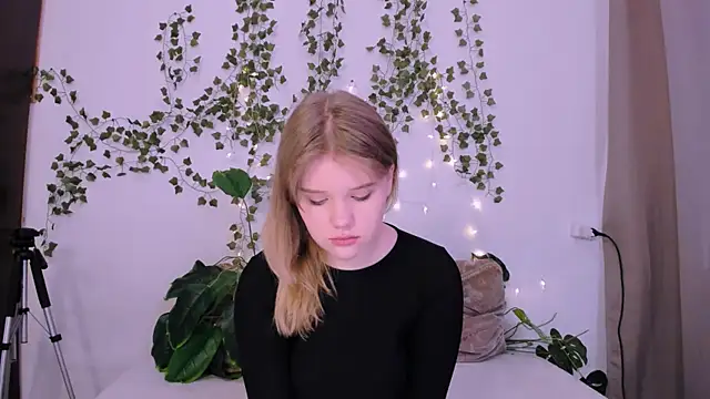 LaseyMoon online show from 03.17.25