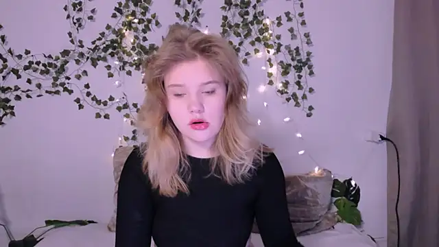 LaseyMoon online show from 03.18.25