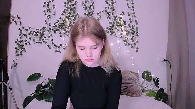 LaseyMoon online show from 03.19.25