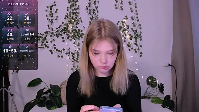 LaseyMoon online show from 03.19.25