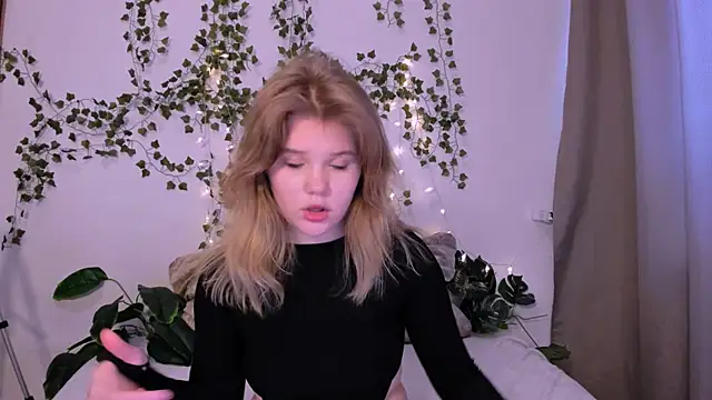 LaseyMoon online show from 03.20.25