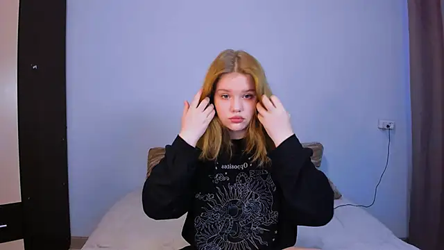 LaseyMoon online show from 10.12.25