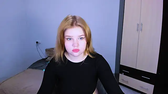 LaseyMoon online show from 12.03.25