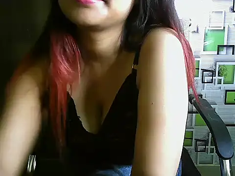 UrHoneyBae online show from 03.17.25