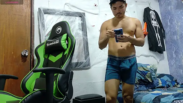 Snapshot of twinks_28 chatting on 10.27.25 twinks 28 online show from 10.27.25