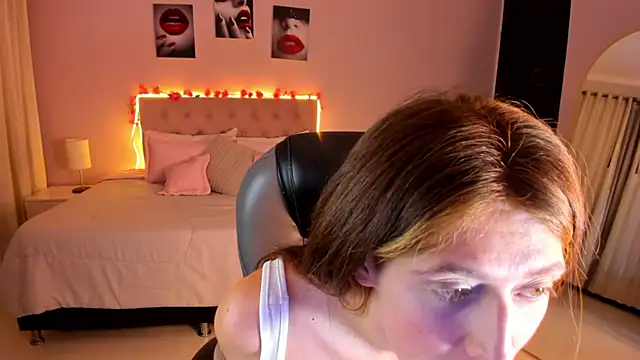 Snapshot of Emily_Warren_ chatting on 04.22.26 Emily Warren online show from 04.22.26