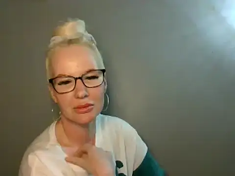 Snapshot of Blonde-Grace chatting on 09.19.25 Blonde-Grace online show from 09.19.25